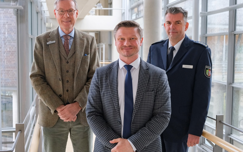 POL-GT: Neue Leitung der Direktion Kriminalität der Kreispolizeibehörde Gütersloh - Landrat Sven-Georg Adenauer begrüßt Kriminaloberrat Marco Krause - Foto: presseportal.de