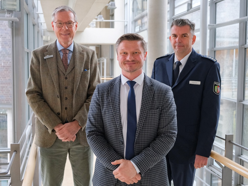 POL-GT: Neue Leitung der Direktion Kriminalität der Kreispolizeibehörde Gütersloh - Landrat Sven-Georg Adenauer begrüßt Kriminaloberrat Marco Krause - Foto: presseportal.de