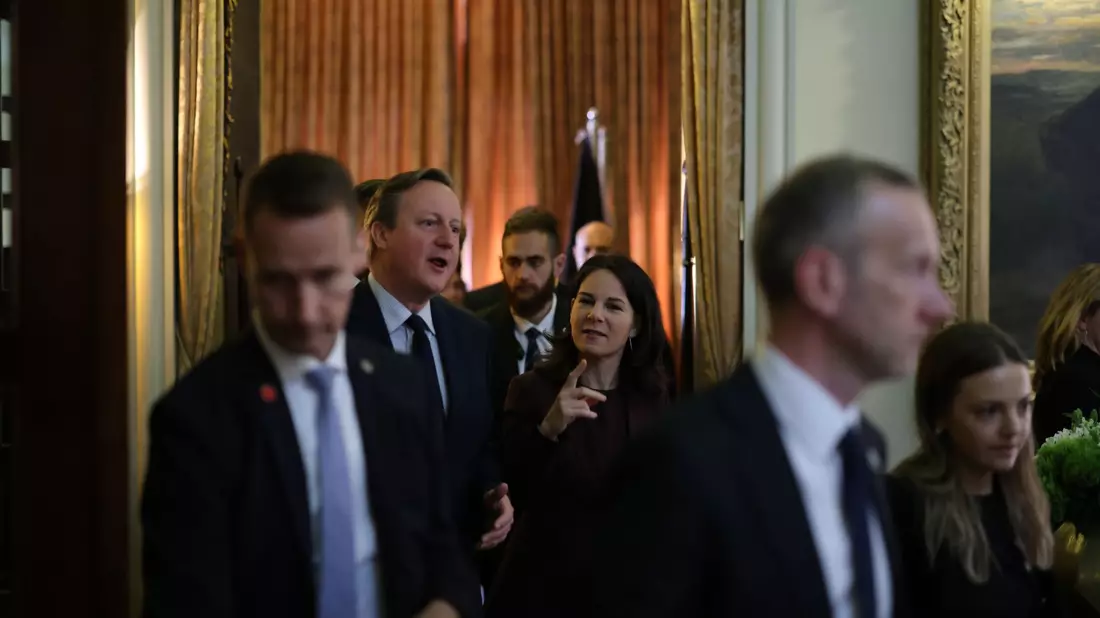Bundesaußenministerin Annalena Baerbock (2.v.r.) und der britische Außenminister David Cameron. - Bild: Ilia Yefimovich/dpa