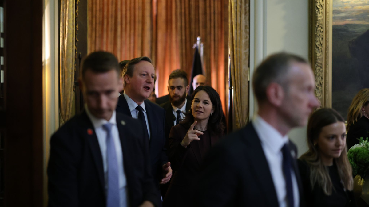 Bundesaußenministerin Annalena Baerbock (2.v.r.) und der britische Außenminister David Cameron. - Foto: Ilia Yefimovich/dpa