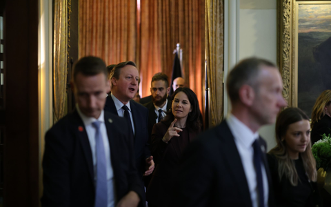 Bundesaußenministerin Annalena Baerbock (2.v.r.) und der britische Außenminister David Cameron. - Foto: Ilia Yefimovich/dpa