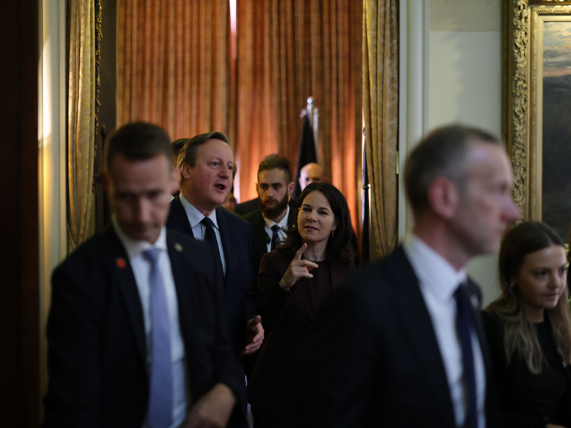 Bundesaußenministerin Annalena Baerbock (2.v.r.) und der britische Außenminister David Cameron. - Foto: Ilia Yefimovich/dpa