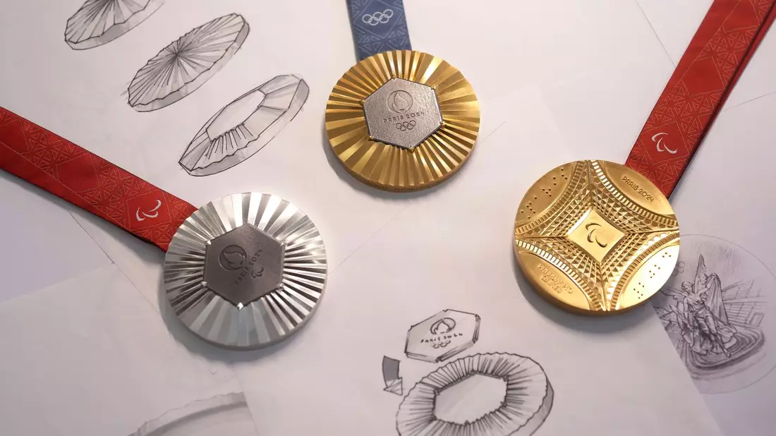 Objekte der Begierde: Medaillen der Spiele in Paris 2024. - Bild: Thibault Camus/AP/dpa/Archiv