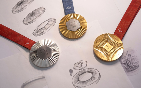 Objekte der Begierde: Medaillen der Spiele in Paris 2024. - Foto: Thibault Camus/AP/dpa/Archiv