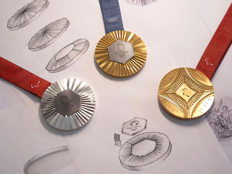 Objekte der Begierde: Medaillen der Spiele in Paris 2024. - Foto: Thibault Camus/AP/dpa/Archiv
