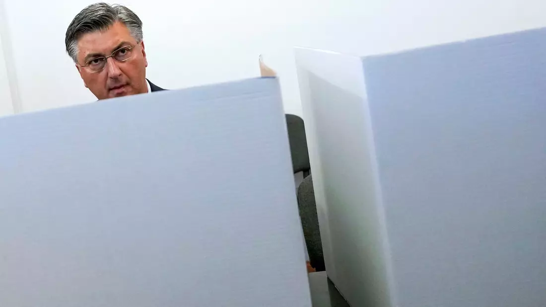 Der amtierende kroatische Ministerpräsident Andrej Plenkovic während seiner Stimmabgab in einem Wahllokal in Zagreb. - Bild: Darko Vojinovic/AP/dpa