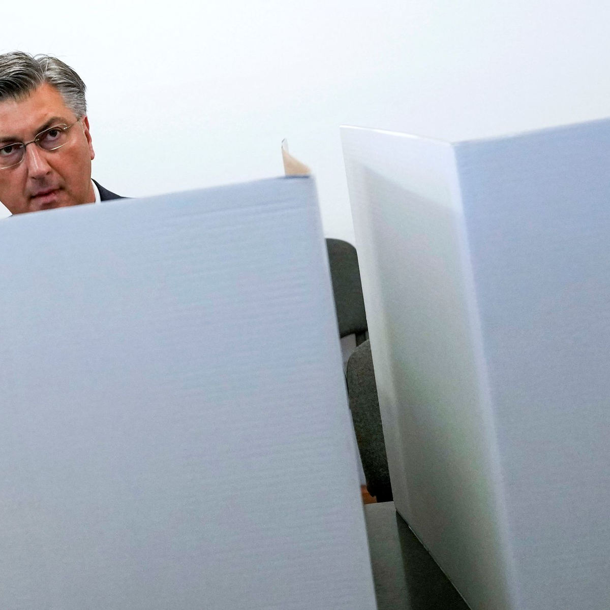 Der amtierende kroatische Ministerpräsident Andrej Plenkovic während seiner Stimmabgab in einem Wahllokal in Zagreb. - Foto: Darko Vojinovic/AP/dpa