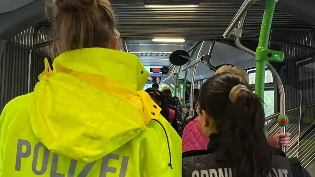 POL-HA: Gemeinsame Kontrollen der Polizei und der Stadt in den Bereichen Altenhagen und Wehringhausen - Busse begleitet und Stadtteile zu Fuß bestreift - Bild: presseportal.de