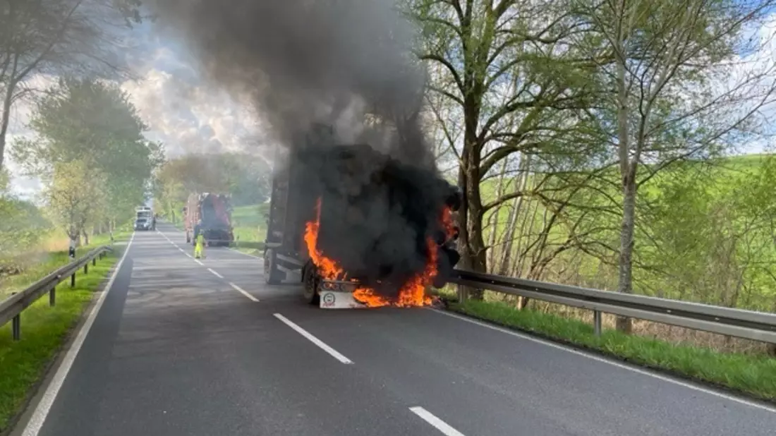 POL-NB: Baumstämme brennen auf Anhänger - Bild: presseportal.de