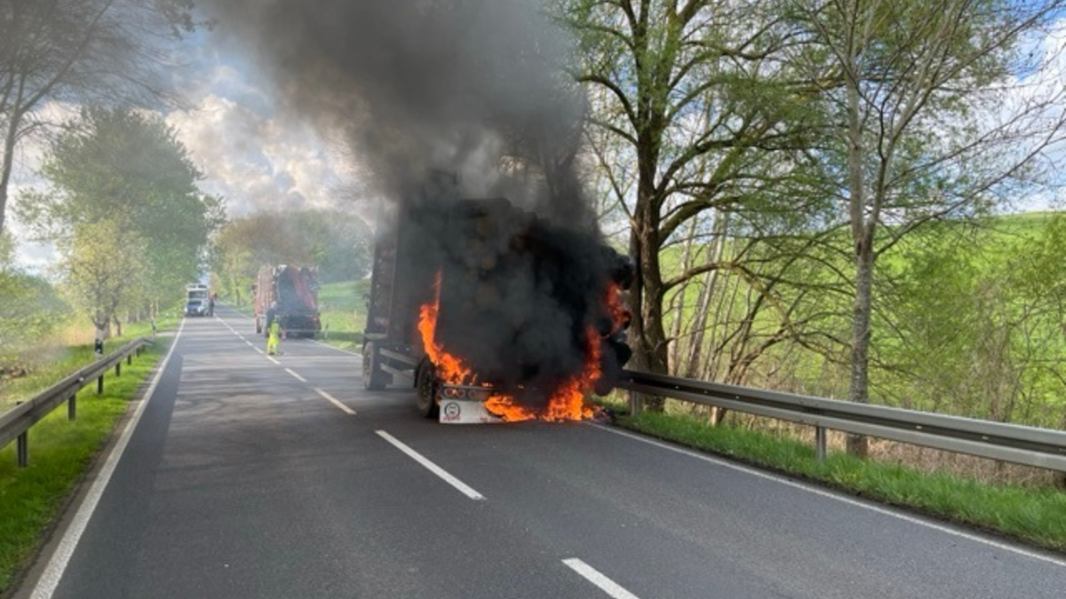 POL-NB: Baumstämme brennen auf Anhänger - Foto: presseportal.de