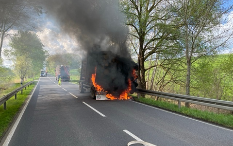 POL-NB: Baumstämme brennen auf Anhänger - Foto: presseportal.de