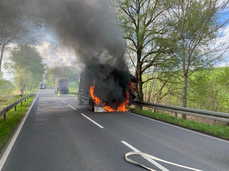 POL-NB: Baumstämme brennen auf Anhänger - Foto: presseportal.de