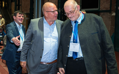 Christoph Schaufert (r.) im Gespräch mit einem Parteikollegen (Archivbild). - Foto: Oliver Dietze/dpa