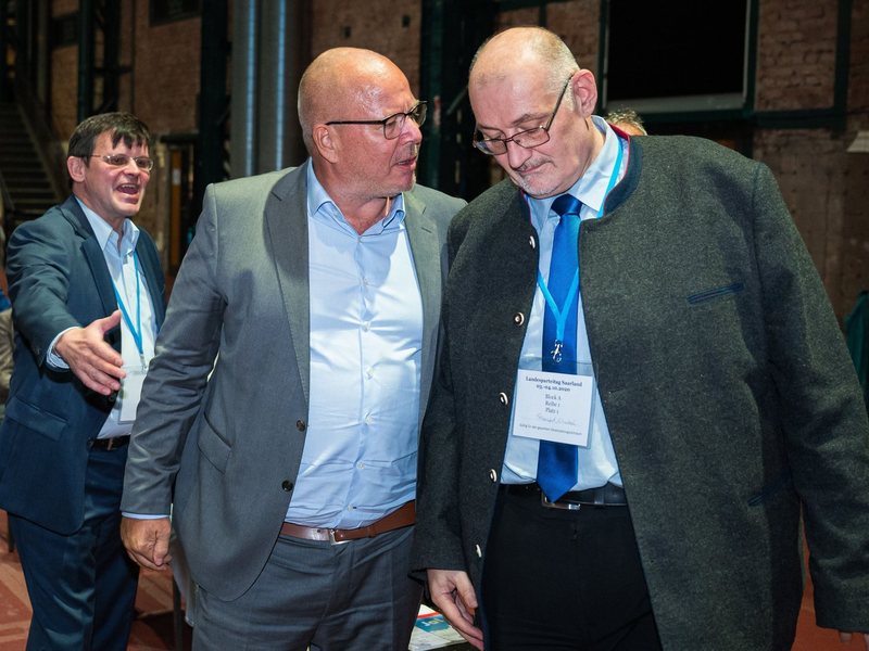 Christoph Schaufert (r.) im Gespräch mit einem Parteikollegen (Archivbild). - Foto: Oliver Dietze/dpa