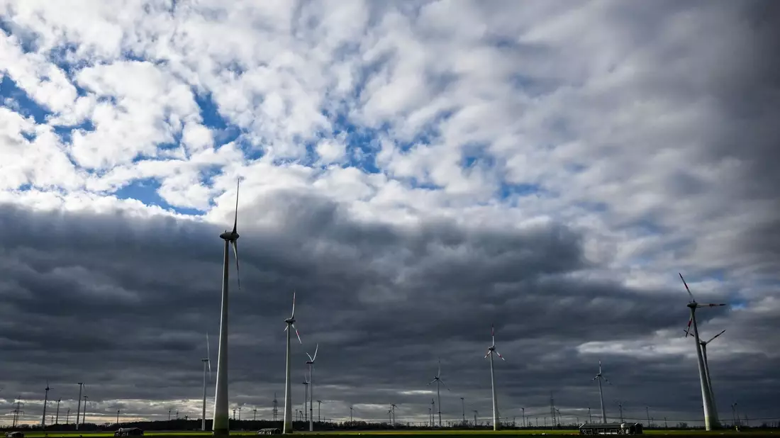 Wechselnde Bewölkung, Schauer und Graupelgewitter: Das Wetter bleibt durchwachsen. - Bild: Jens Kalaene/dpa