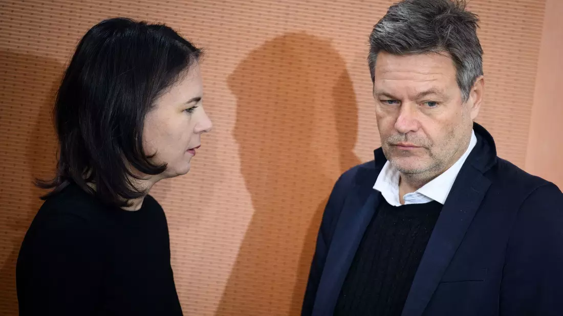 Können alles andere als zufrieden sein mit den aktuellen Umfragewerten: Bundesaußenministerin Annalena Baerbock (l.) und Bundeswirtschaftsminister Robert Habeck. - Bild: Bernd von Jutrczenka/dpa