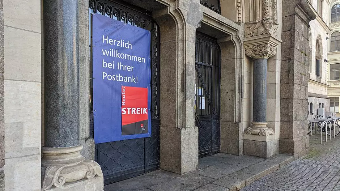 Streik-Hinweis an einer Postbank-Filiale (Archiv) - Bild: über dts Nachrichtenagentur