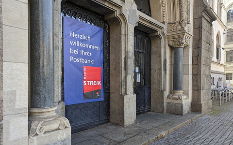 Streik-Hinweis an einer Postbank-Filiale (Archiv) - Foto: über dts Nachrichtenagentur