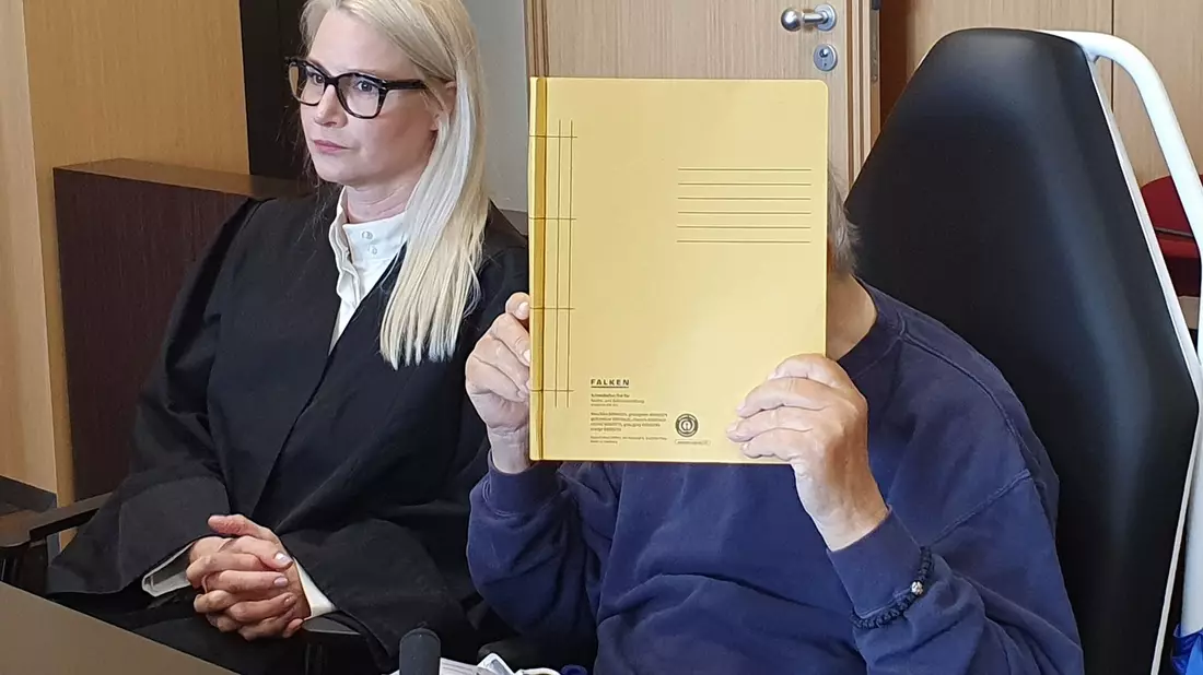 Der Angeklagte mit seiner Anwältin während des Prozesses in Düsseldorf. - Bild: Martin Höke/dpa
