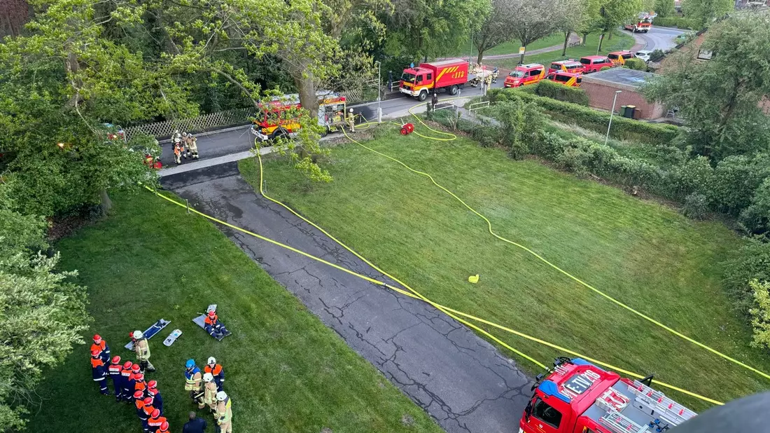 FW Tönisvorst: Große Übung der Freiwilligen Feuerwehr Tönisvorst - Feuerwehr rettet 14 vermisste Personen aus brennendem Wohnhaus. - Bild: presseportal.de