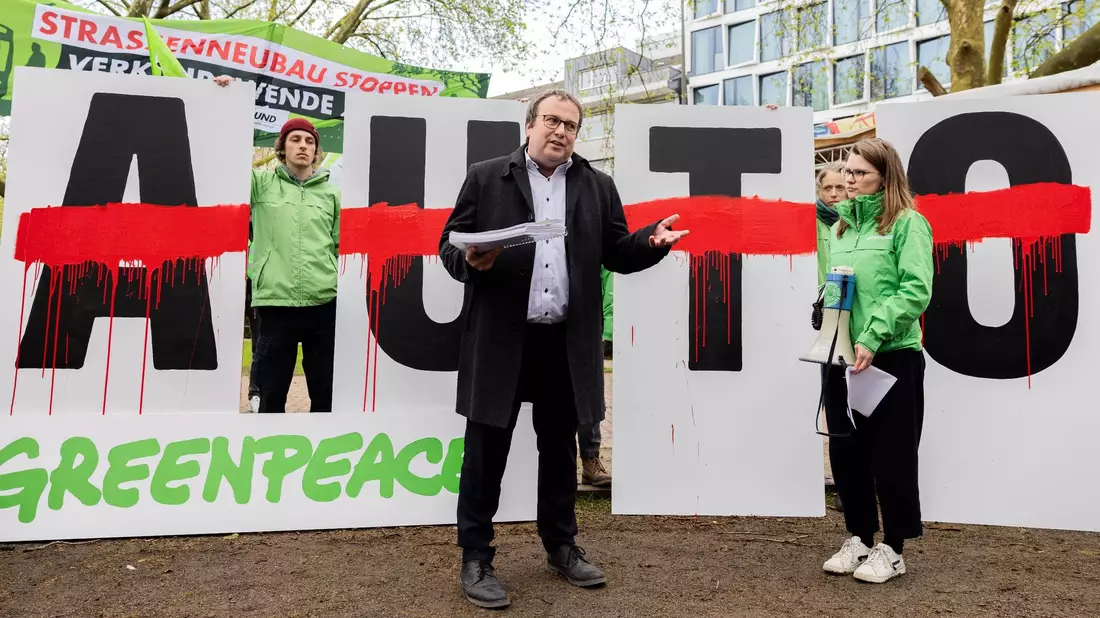 Aktivisten von Greenpeace übergeben eine Petition an den NRW-Verkehrsminister Oliver Krischer (Bündnis 90/Die Grünen). - Bild: Rolf Vennenbernd/dpa