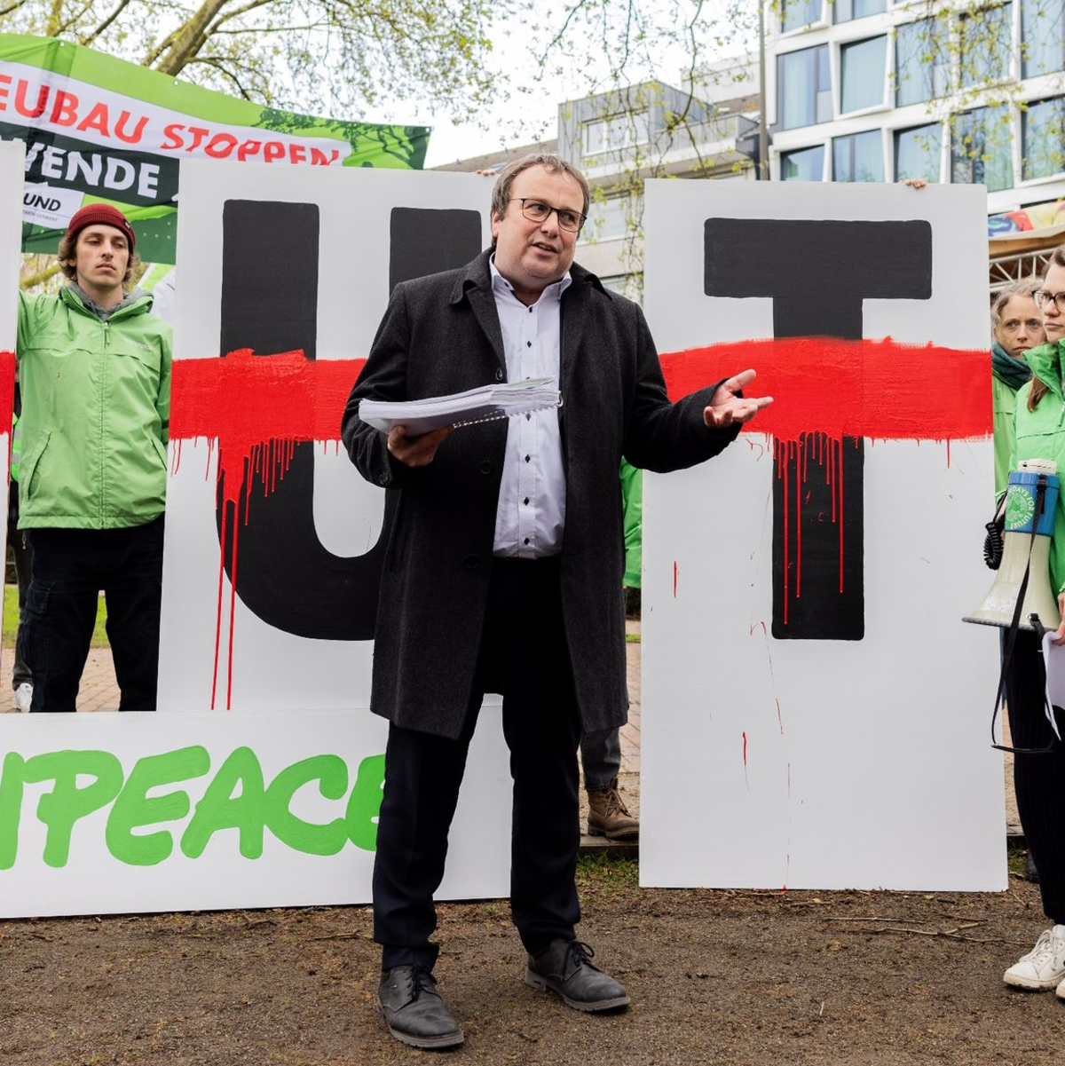 Aktivisten von Greenpeace übergeben eine Petition an den NRW-Verkehrsminister Oliver Krischer (Bündnis 90/Die Grünen). - Foto: Rolf Vennenbernd/dpa