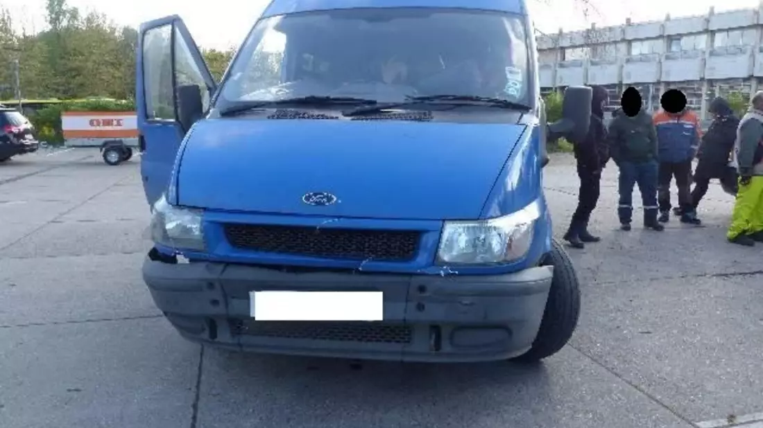 POL-CUX: Kontrolle eines Kleintransporters auf der BAB - 19 Personen im Fahrzeug (Lichtbild in der Anlage) - Bild: presseportal.de