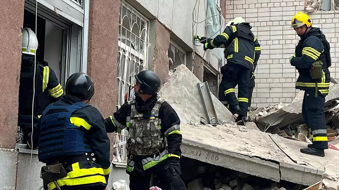 Rettungskräfte an einem zerstörten Gebäude in Tschernihiw. - Bild: Ukrainian Emergency Service/dpa