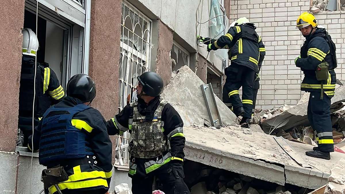 Rettungskräfte an einem zerstörten Gebäude in Tschernihiw. - Foto: Ukrainian Emergency Service/dpa
