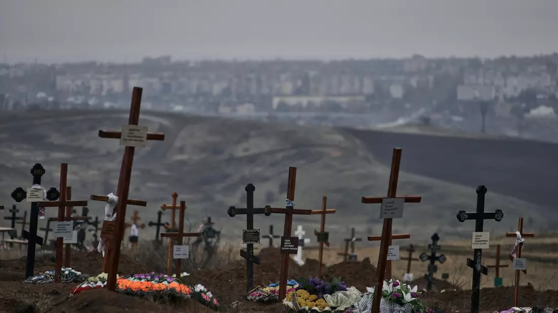 Gräber von gefallenen Soldaten auf einem Friedhof. - Bild: Libkos/AP/dpa