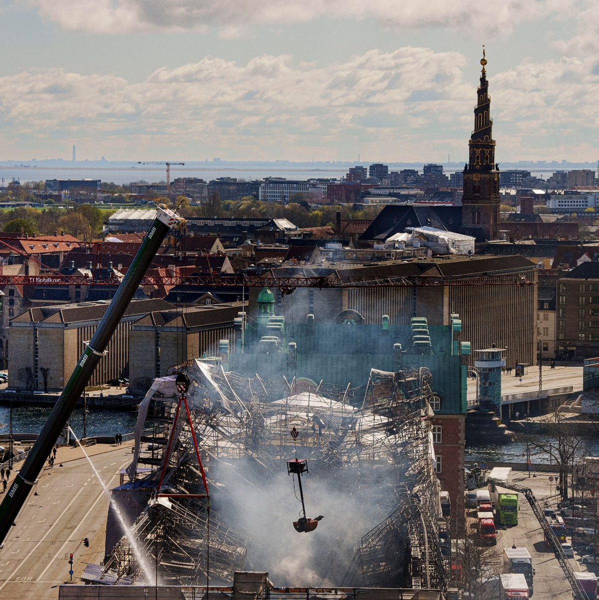 Die schwer beschädigte alte Börse im Zentrum von Kopenhagen. - Foto: Liselotte Sabroe/Ritzau Scanpix Foto/AP/dpa