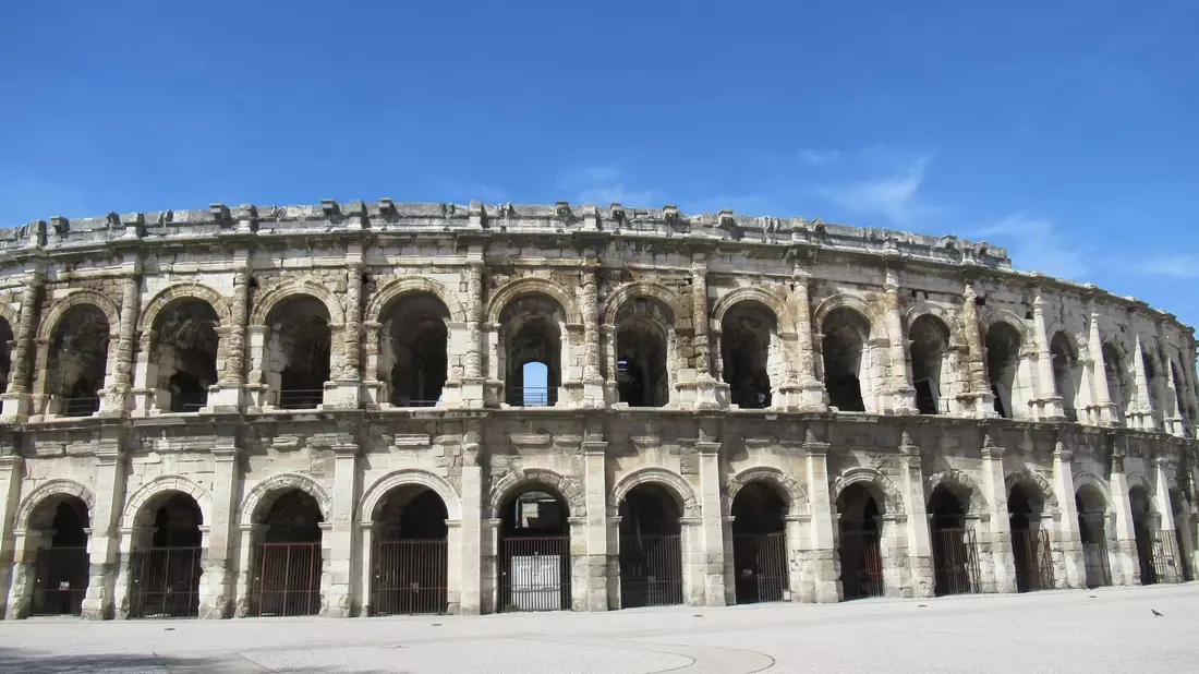 Die südfranzösische Stadt Nîmes ist berühmt für ihr römisches Amphitheater, hat aber noch viel mehr zu bieten - vor allem jetzt mit der Triennale «Contemporaine». - Bild: Sabine Glaubitz/dpa