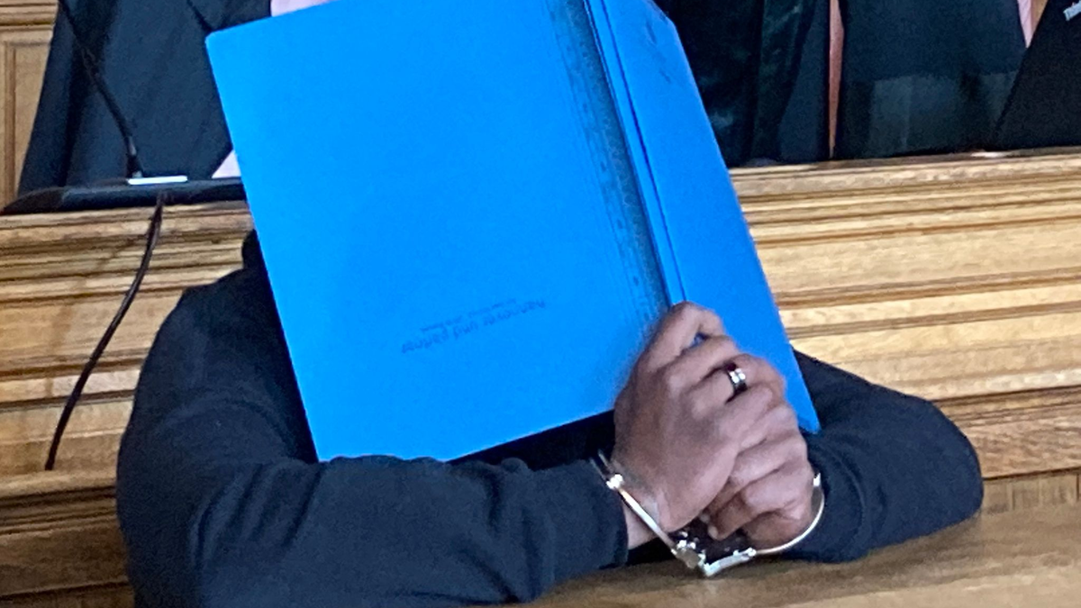 Der Angeklagte ist in Bremen zu lebenslanger Haft verurteilt worden. - Foto: Mirjam Uhrich/dpa