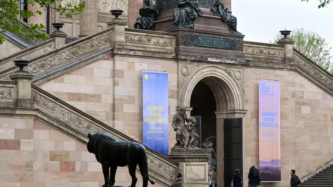 In der Alten Nationalgalerie in Berlin geht es um Caspar David Friedrich und die Natur. - Bild: Jens Kalaene/dpa