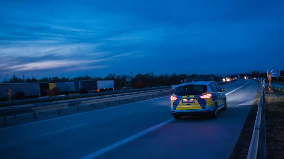 Bundespolizeidirektion München: Ohne Tickets und Dokumente mit dem Bus über die Grenze/ Bundespolizei ermittelt wegen Schleusung - Bild: presseportal.de
