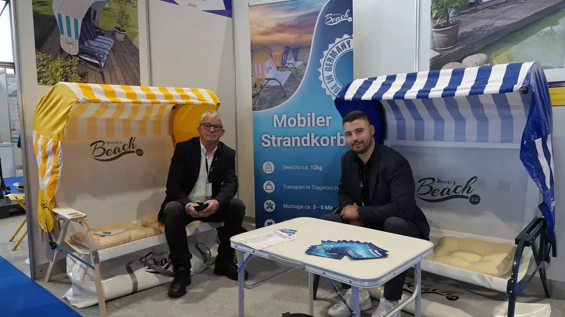 Ronald (l) und Robin Brockmann präsentieren in Genf ihre mobilen Strandkörbe. - Bild: Christiane Oelrich/dpa