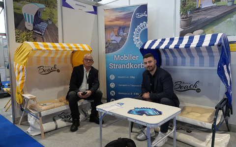 Ronald (l) und Robin Brockmann präsentieren in Genf ihre mobilen Strandkörbe. - Foto: Christiane Oelrich/dpa