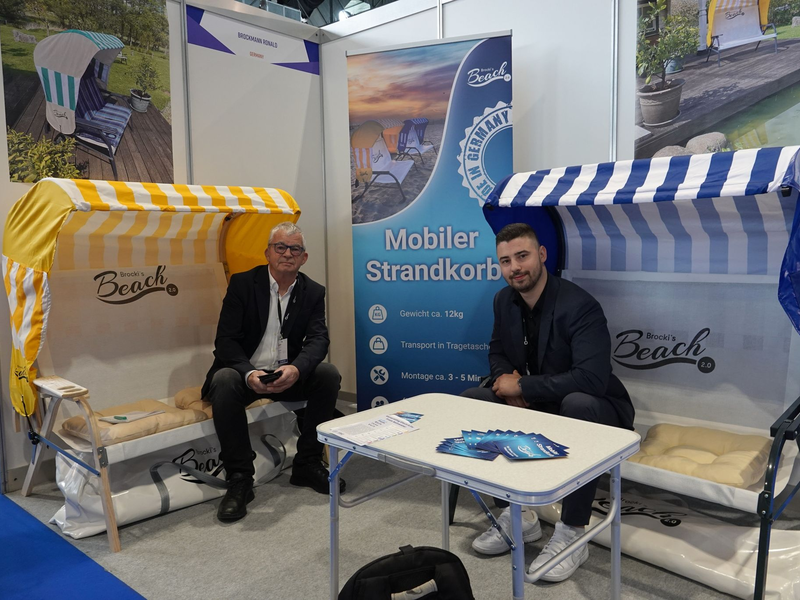Ronald (l) und Robin Brockmann präsentieren in Genf ihre mobilen Strandkörbe. - Foto: Christiane Oelrich/dpa