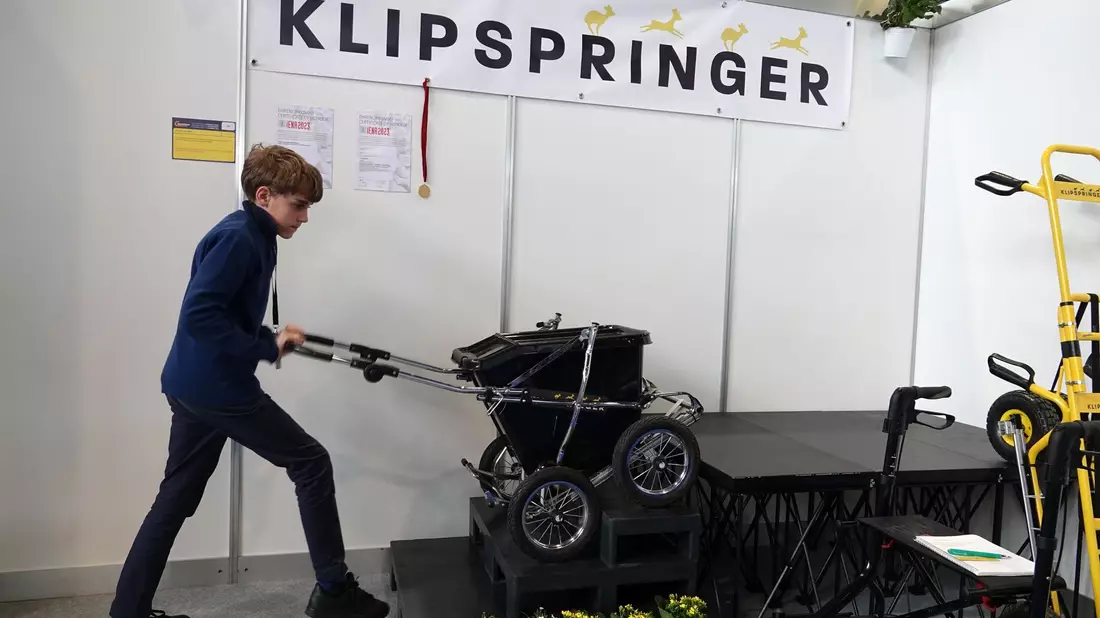 Rafael Boisseau demonstriert den Klipspringer. - Bild: Christiane Oelrich/dpa