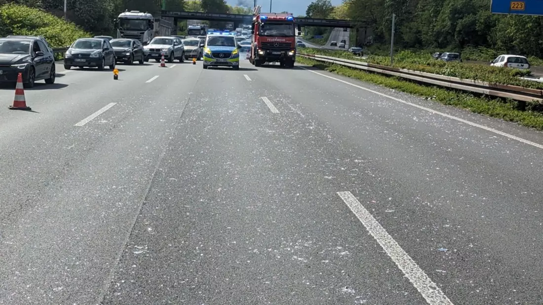 FW-OB: Klein LKW verliert Ladung auf der A42 - Bild: presseportal.de