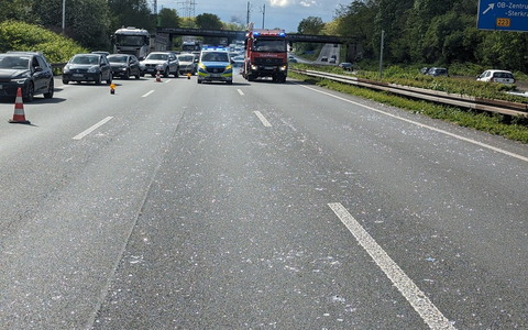FW-OB: Klein LKW verliert Ladung auf der A42 - Foto: presseportal.de