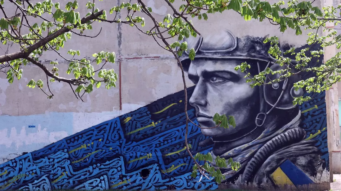 Ein Graffiti auf der Wand eines Wohnblocks zeigt einen ukrainischen Soldaten. Die Ukraine ist angesichts des russischen Angriffskrieges auf Waffenhilfe aus dem Westen angewiesen. - Bild: --/https://photonew.ukrinform.com/ Ukrinform/dpa