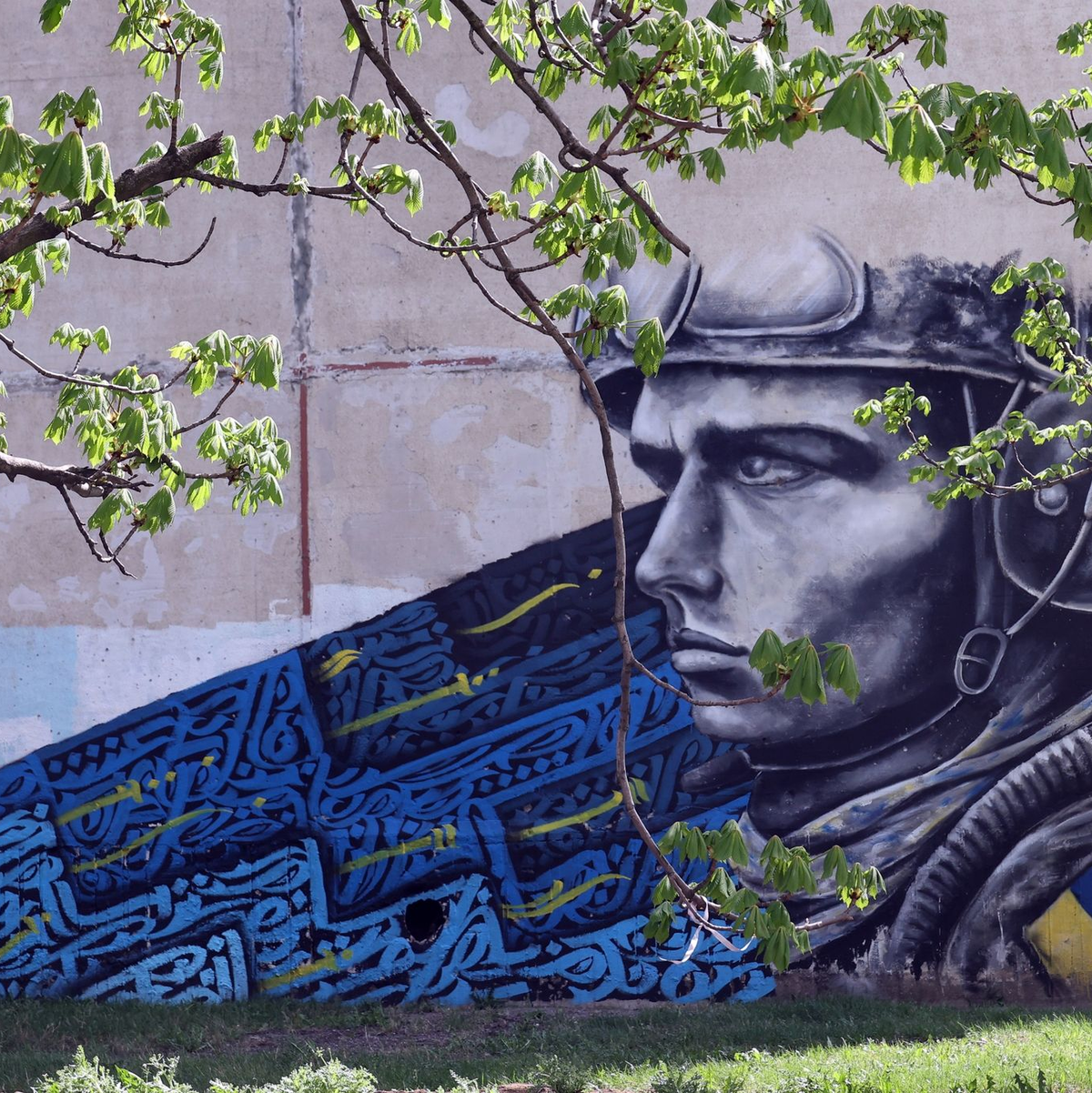 Ein Graffiti auf der Wand eines Wohnblocks zeigt einen ukrainischen Soldaten. Die Ukraine ist angesichts des russischen Angriffskrieges auf Waffenhilfe aus dem Westen angewiesen. - Foto: --/https://photonew.ukrinform.com/ Ukrinform/dpa