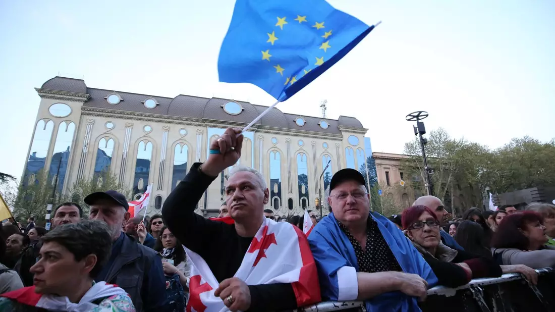 Tausende Menschen protestieren in der Hauptstadt Tiflis gegen das umstrittene Gesetz. - Bild: Zurab Tsertsvadze/AP/dpa