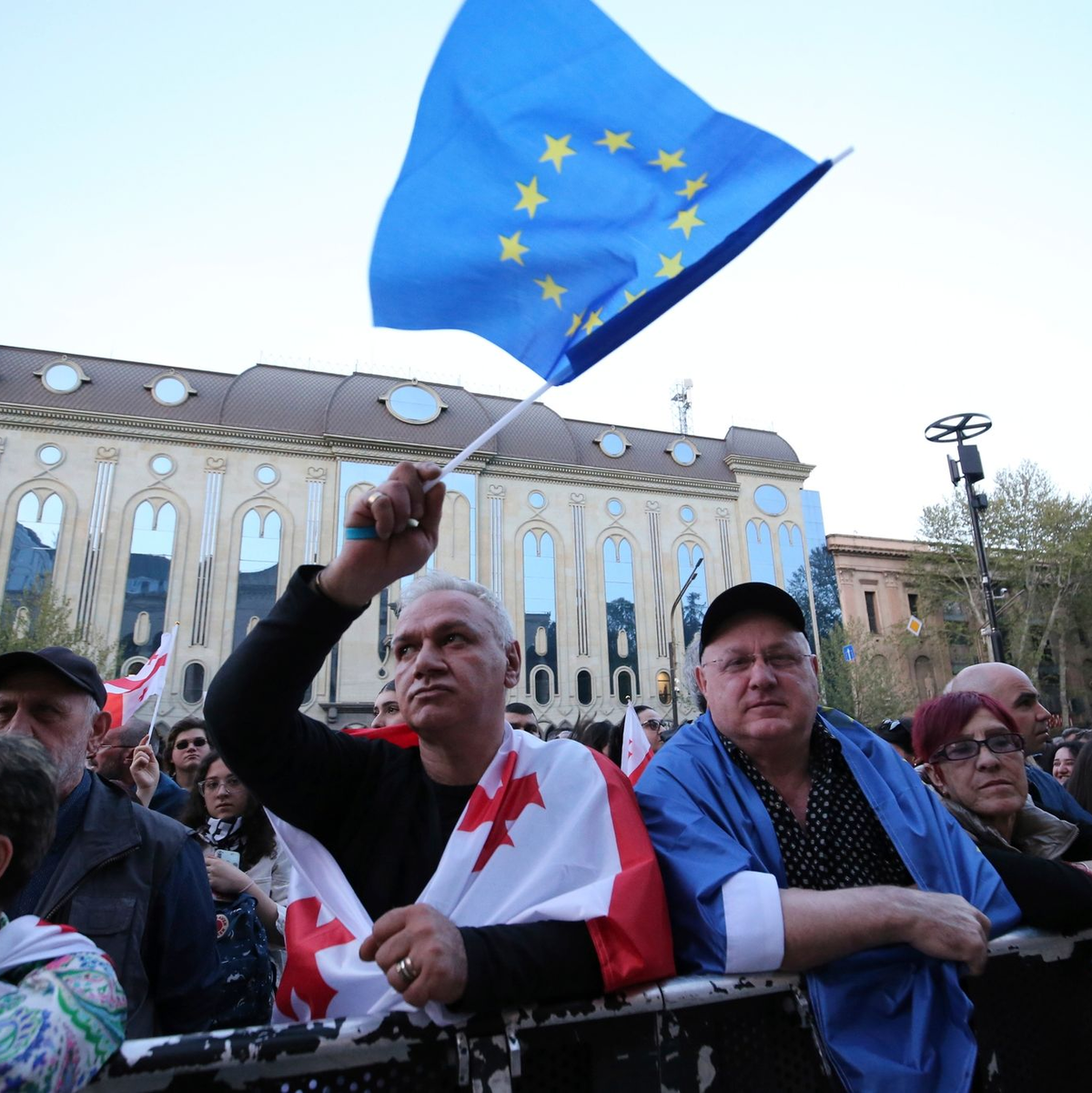 Proteste in Georgien gegen das «russische Gesetz». - Foto: Zurab Tsertsvadze/AP/dpa