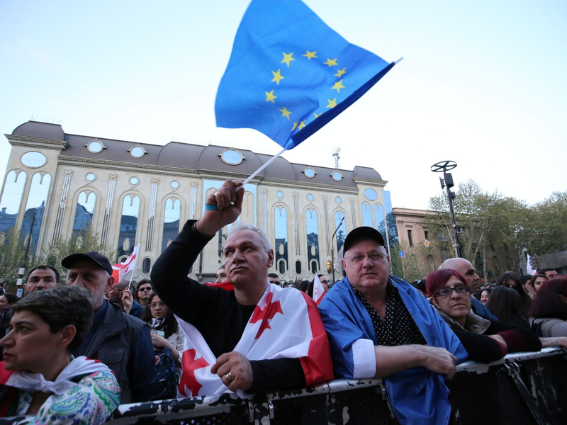 Tausende Menschen protestieren in der Hauptstadt Tiflis gegen das umstrittene Gesetz. - Foto: Zurab Tsertsvadze/AP/dpa