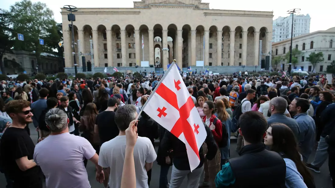 Demonstranten versammeln sich vor dem Parlamentsgebäude in Tiflis. - Bild: Zurab Tsertsvadze/AP/dpa