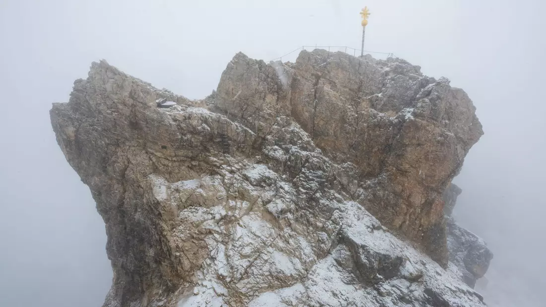 Nebelwolken und Schneetreiben im Juli 2023 auf der Zugspitze (2962 Meter). - Bild: Peter Kneffel/dpa