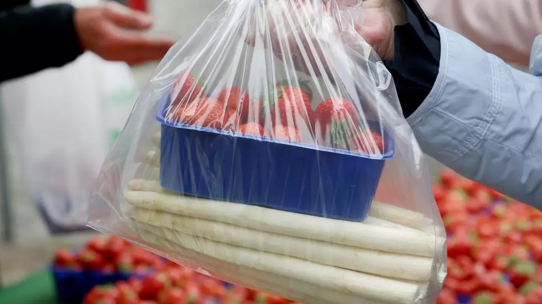 Erdbeeren und Spargel werden gern gemeinsam gekauft. - Bild: Roland Weihrauch/dpa