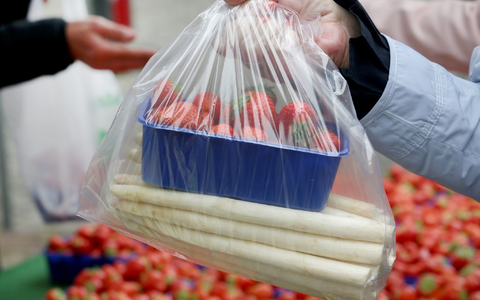 Erdbeeren und Spargel werden gern gemeinsam gekauft. - Foto: Roland Weihrauch/dpa